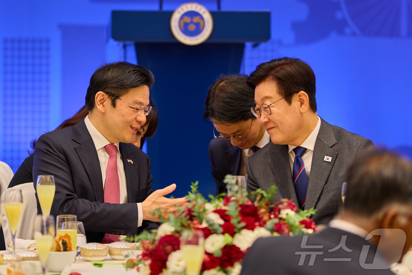 (서울=뉴스1) 이재명 기자 = 이재명 대통령과 로렌스 웡 싱가포르 총리가 2일 서울 용산 대통령실 청사에서 열린 한-싱가포르 공식오찬에서 대화를 하고 있다. (대통령실 제공. 재 …
