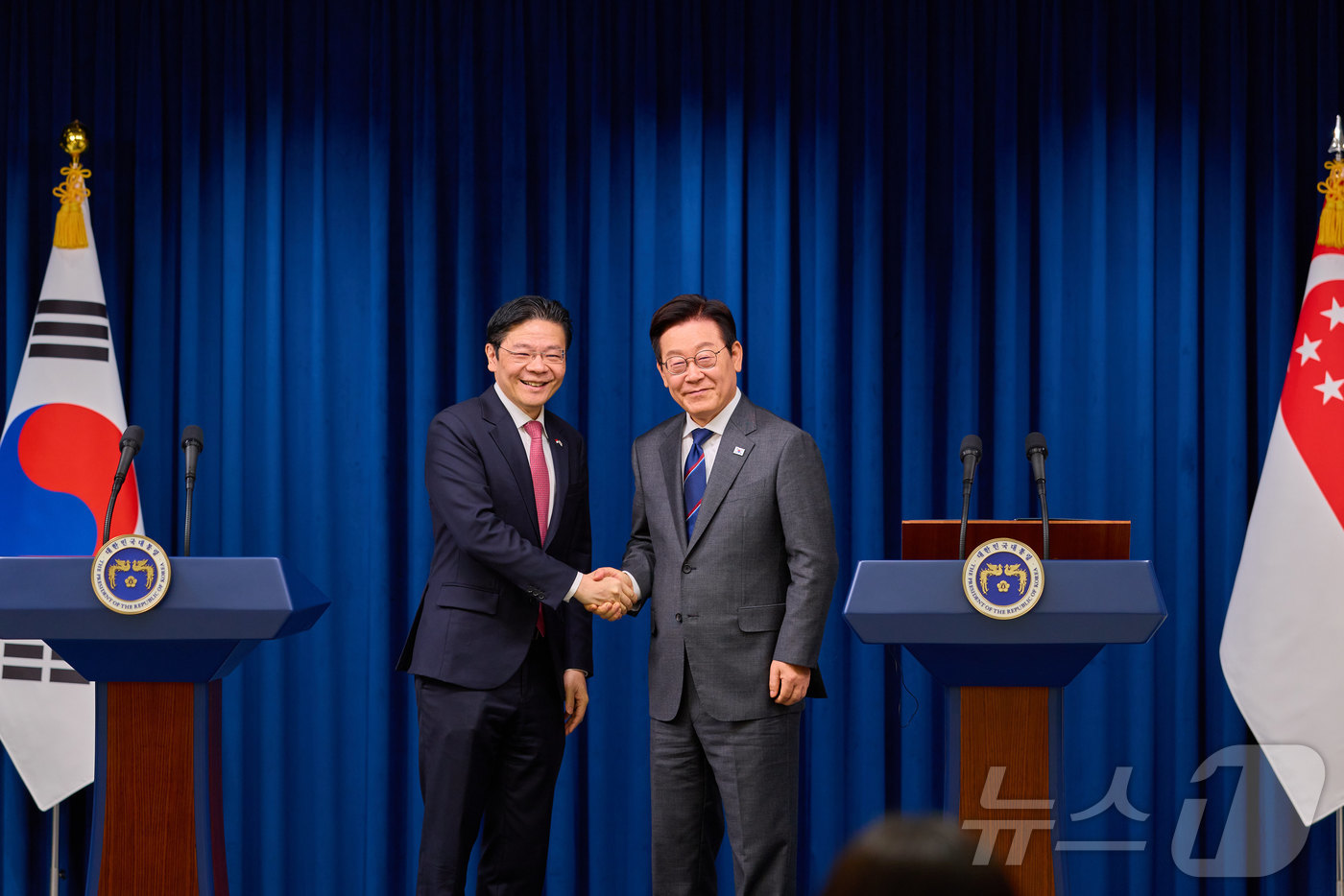 (서울=뉴스1) 이재명 기자 = 이재명 대통령과 로렌스 웡 싱가포르 총리가 2일 서울 용산 대통령실 청사에서 공동언론발표를 마친 후 악수하고 있다. (대통령실 제공. 재판매 및 D …