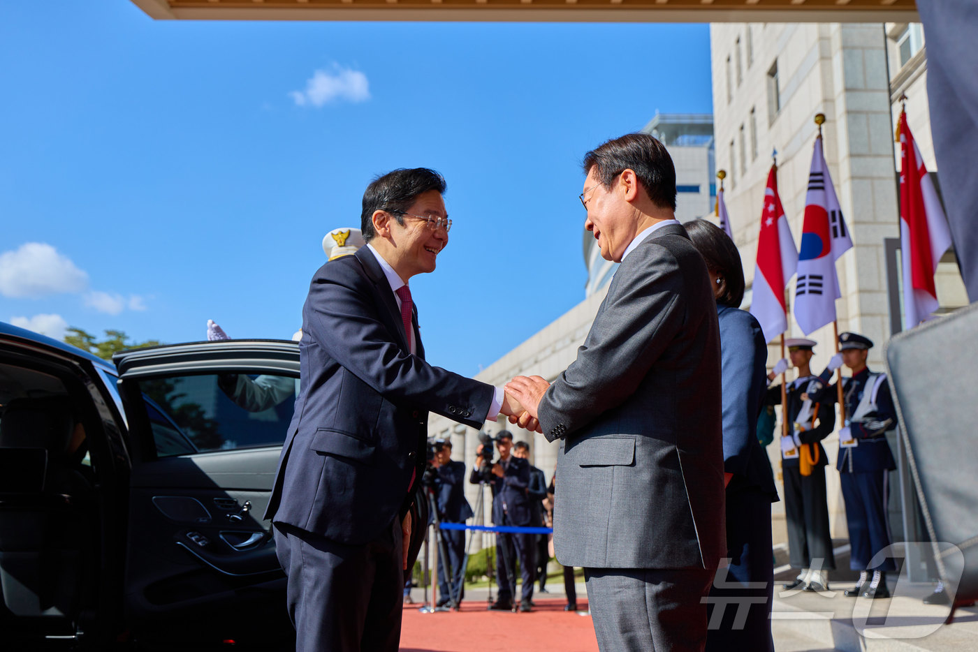 (서울=뉴스1) 이재명 기자 = 이재명 대통령이 2일 한-싱가포르 정상회담이 열리는 서울 용산 대통령실에서 로렌스 웡 싱가포르 총리를 영접하고 있다. (대통령실 제공. 재판매 및 …