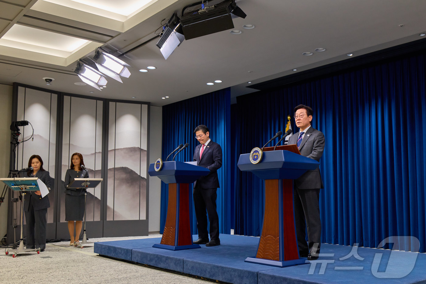 (서울=뉴스1) 이재명 기자 = 이재명 대통령과 로렌스 웡 싱가포르 총리가 2일 서울 용산 대통령실 청사에서 공동언론발표를 하고 있다. (대통령실 제공. 재판매 및 DB 금지) …