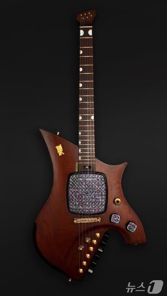 본문 이미지 - 이재명 대통령이 로렌스 웡 싱가포르 총리에게 선물한 나전칠기 일렉트릭 기타.(대통령실 제공) ⓒ News1 한재준 기자