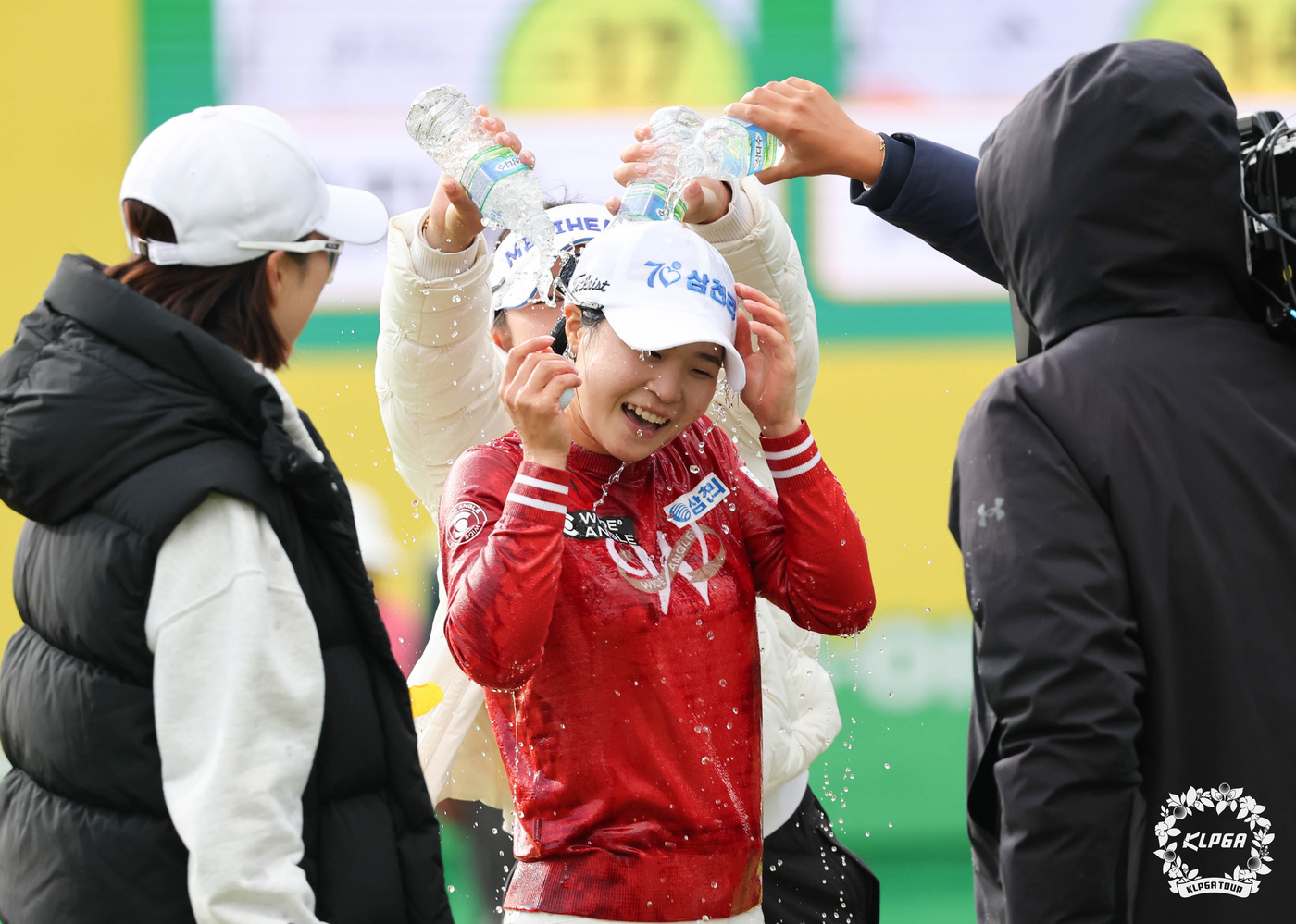 (서울=뉴스1) = 고지원이 2일 제주 엘리시안 제주 컨트리클럽에서 열린 한국여자프로골프(KLPGA) 투어 '에쓰오일 챔피언십 2025'에서 우승을 확정지으며 축하 물세례를 받고 …