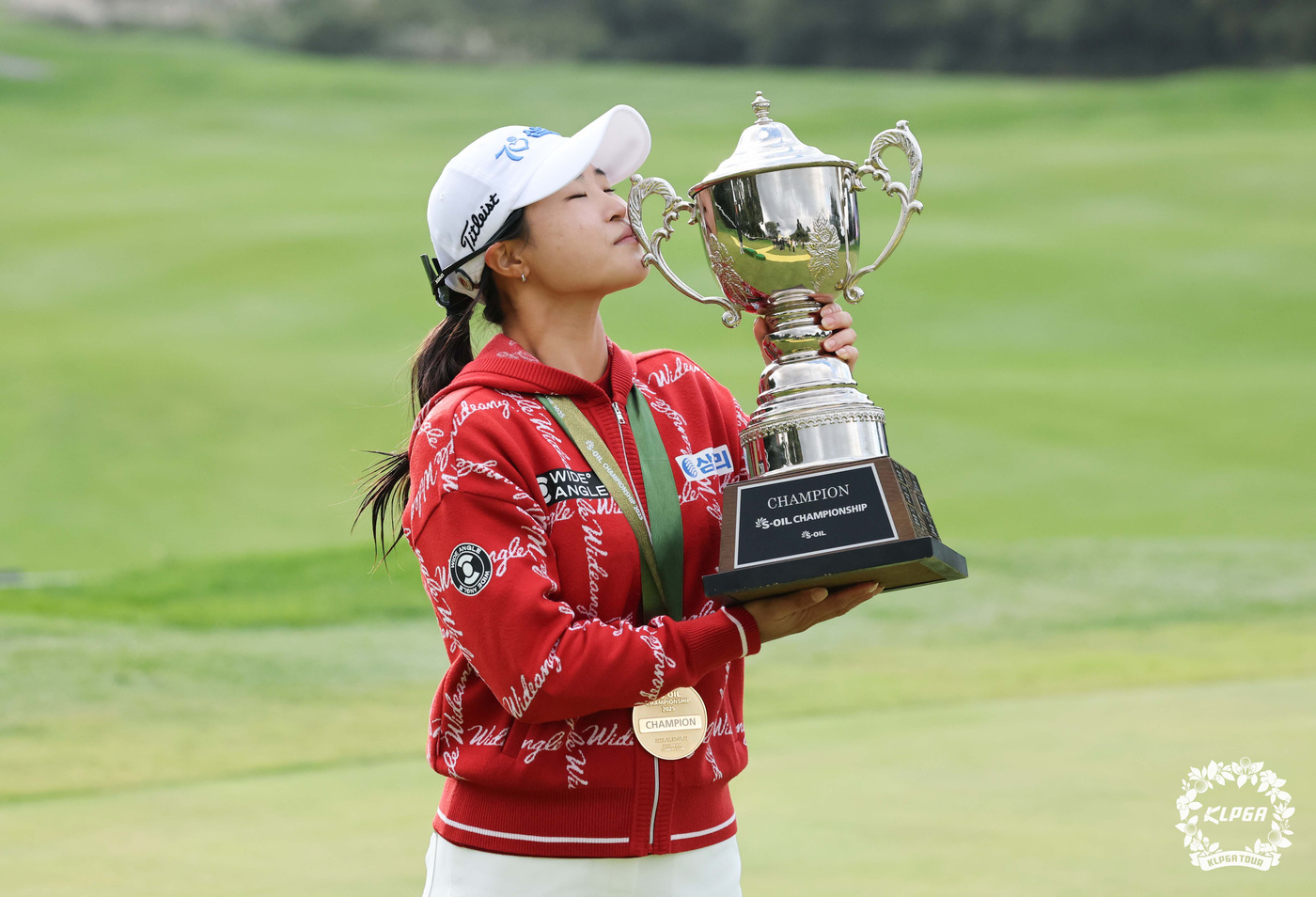 (서울=뉴스1) = 고지원이 2일 제주 엘리시안 제주 컨트리클럽에서 열린 한국여자프로골프(KLPGA) 투어 '에쓰오일 챔피언십 2025'에서 우승한 뒤 트로피에 입맞추고 있다. ( …