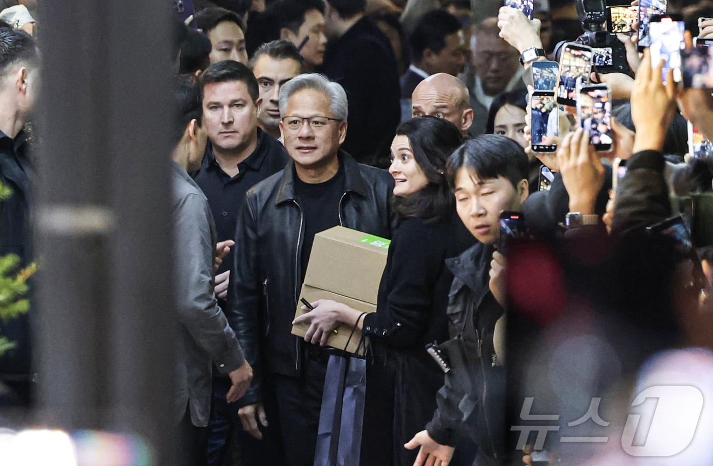 (서울=뉴스1) 김진환 기자 = 젠슨 황 엔비디아 CEO와 그의 딸 메디슨 황이 30일 오후 서울 삼성역 인근 깐부치킨에서 이재용 삼성전자 회장, 정의선 현대차그룹 회장과 '치맥' …