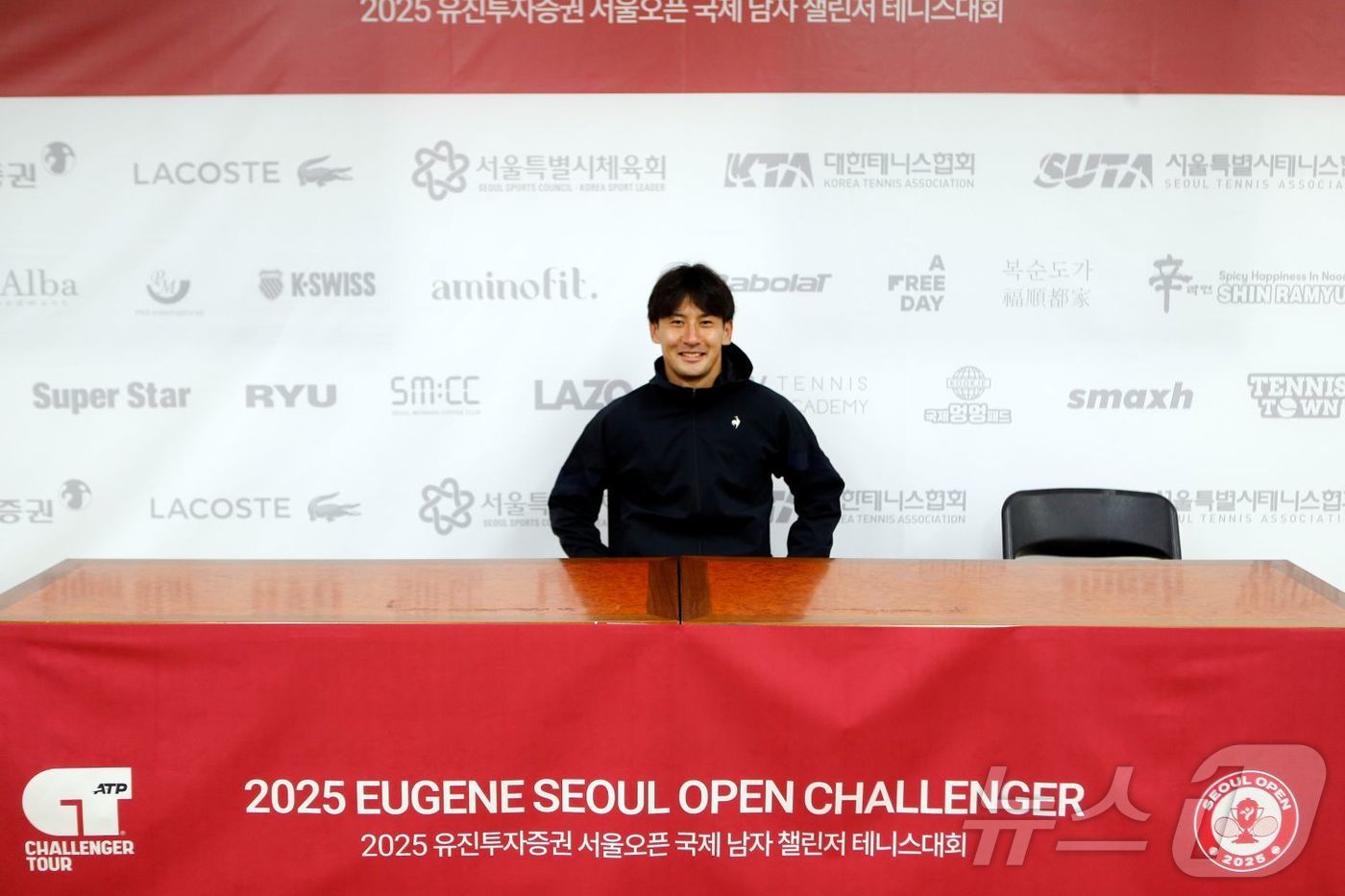 (서울=뉴스1) = 쇼 시마부쿠로 선수가 2일 오후 서울 송파구 올림픽공원 테니스경기장 미디어센터에서 2025 유진투자증권 서울오픈 국제 남자 챌린저 테니스대회 단식 결승 경기 종 …