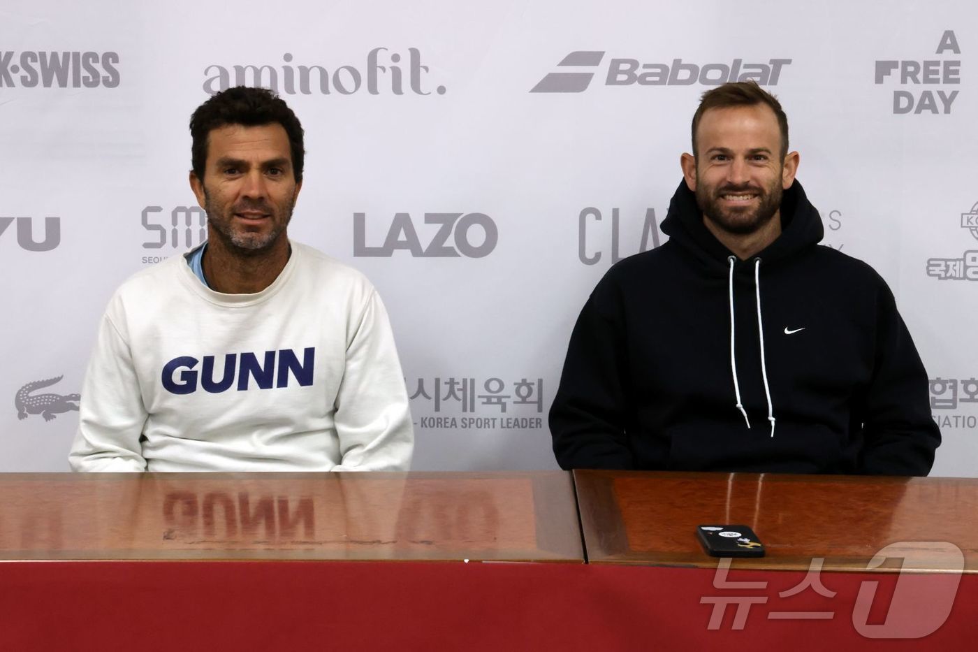 (서울=뉴스1) = 2일 오후 서울 송파구 올림픽공원 테니스경기장 미디어센터에서 2025 유진투자증권 서울오픈 국제 남자 챌린저 테니스대회 복식 결승 경기 종료 후 복식 우승자 나 …