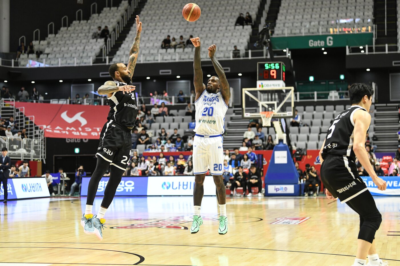 본문 이미지 - 프로농구 한국가스공사 라건아가 KT와 경기에서 슛을 쏘고 있다.(KBL 제공)