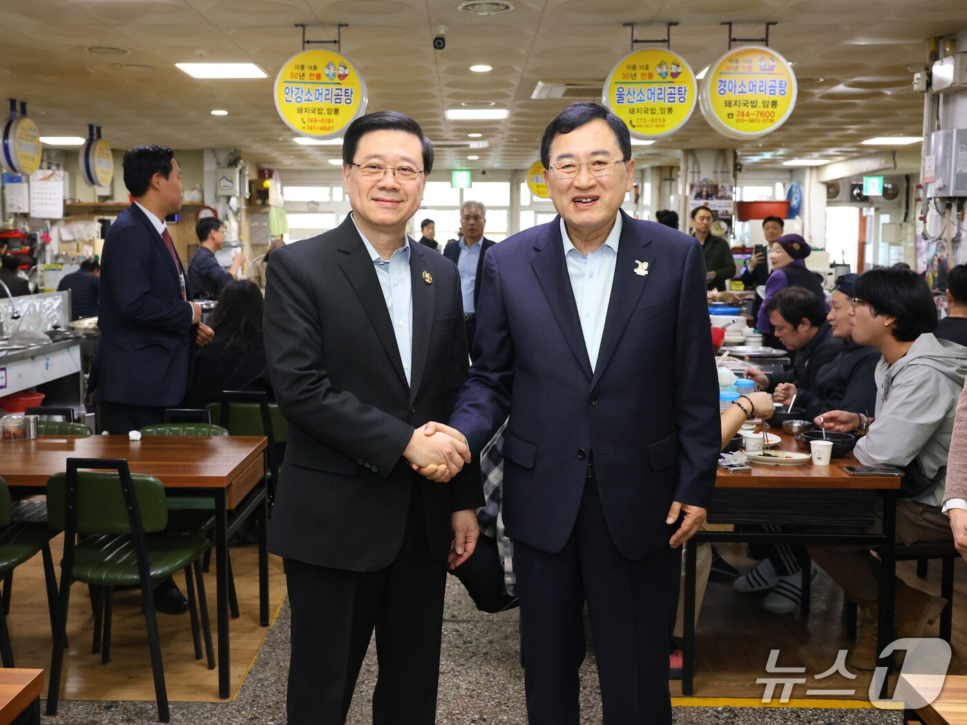 본문 이미지 - 존 리 홍콩 행정수반과 주낙영 경주시장&#40;오른쪽&#41;이 중앙시장에서 소머리 곰탕으로 점심을 함께 한 후 기념촬영을 하고 있다. &#40;경주시제공, 재판매 및 DB금지&#41; 2025.11.2/뉴스1 