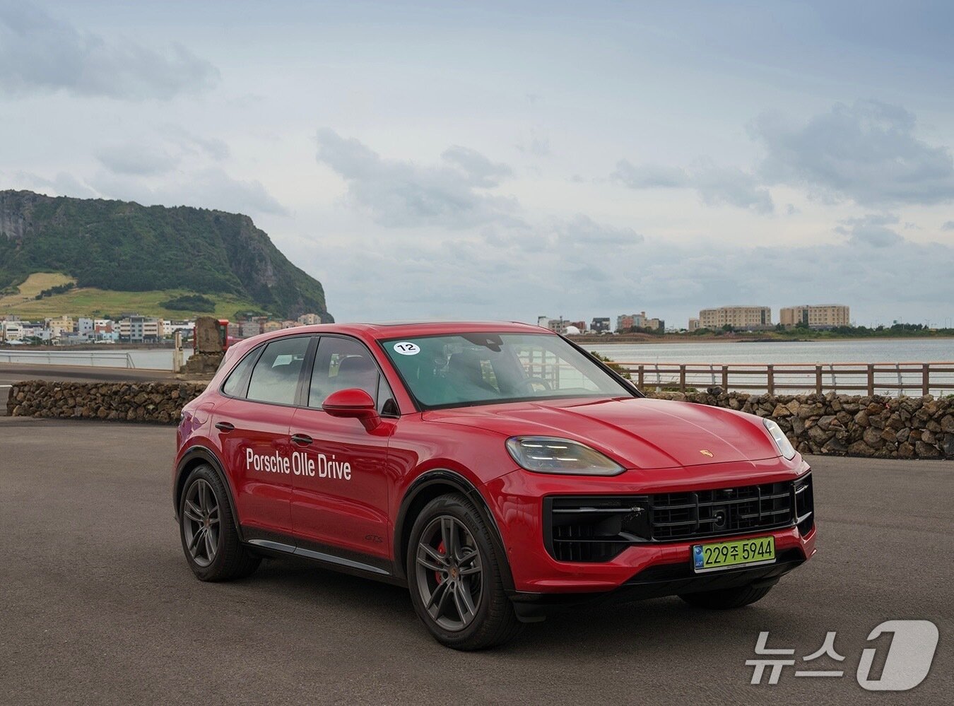 본문 이미지 -  포르쉐의 카이엔 GTS.&#40;포르쉐 제공&#41;