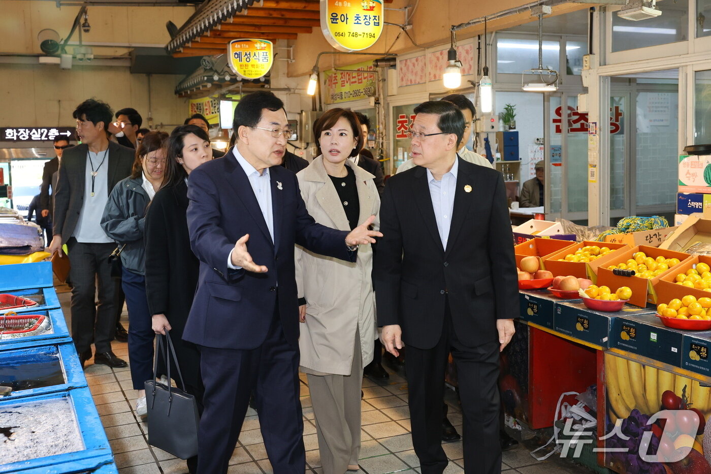 본문 이미지 - APEC 2025 정상회의 개최도시인 경북 경주시 주낙영 시장&#40;왼쪽&#41;이 2일 회의에 참석한 후 중앙시장을 방문한 존 리 홍콩 행정수반에게 지역 전통시장을 소개하고 있다. &#40; 경주세제공, 재판매 및 DB금지&#41; 2025.11.2/뉴스1