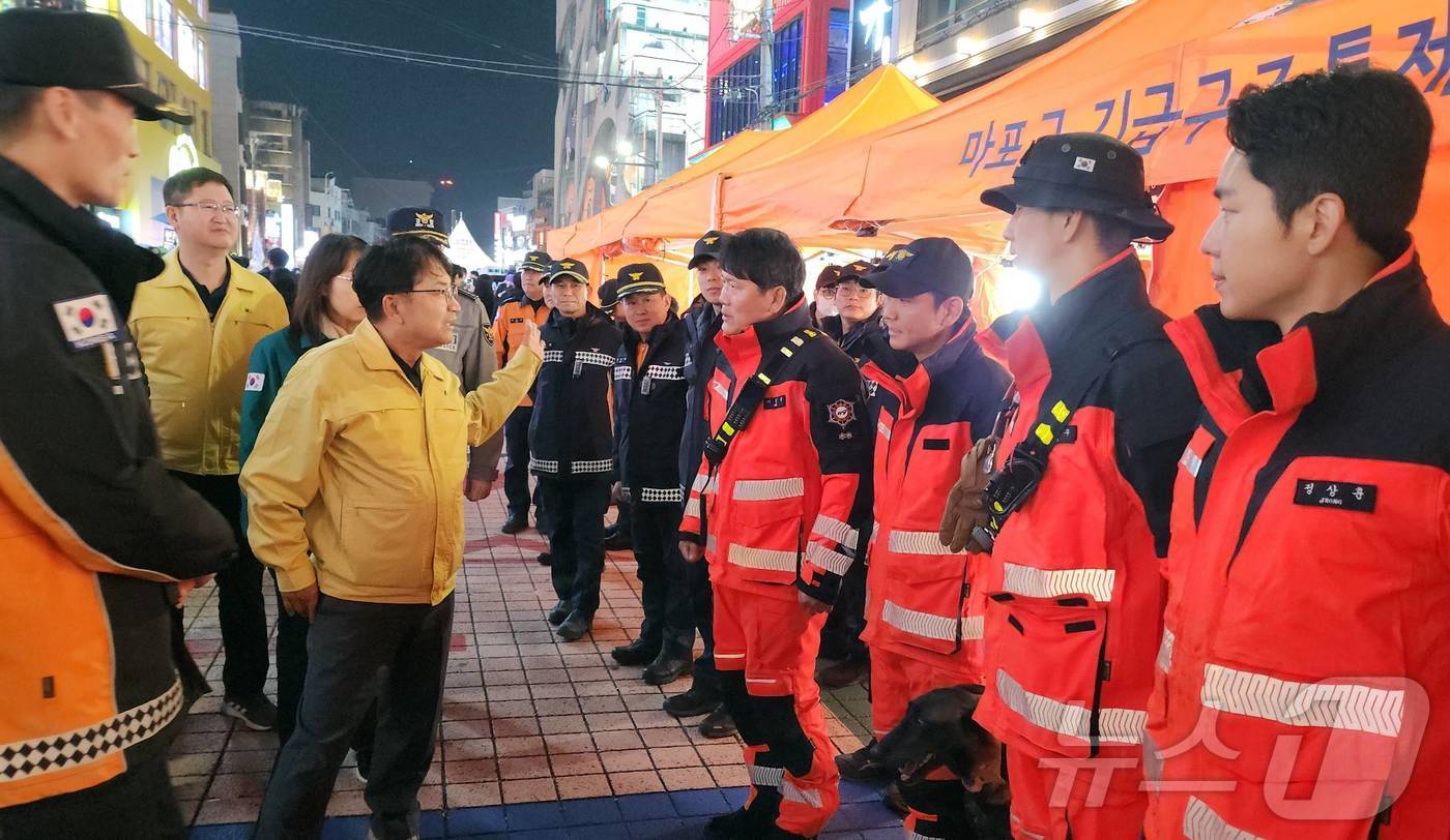 (서울=뉴스1) = 김광용 행정안전부 재난안전관리본부장이 핼러윈 데이를 맞아 지난 1일 서울 마포구 홍대 일대를 방문해 경찰‧지자체 등 관계기관으로부터 안전관리 대책을 청취하고, …