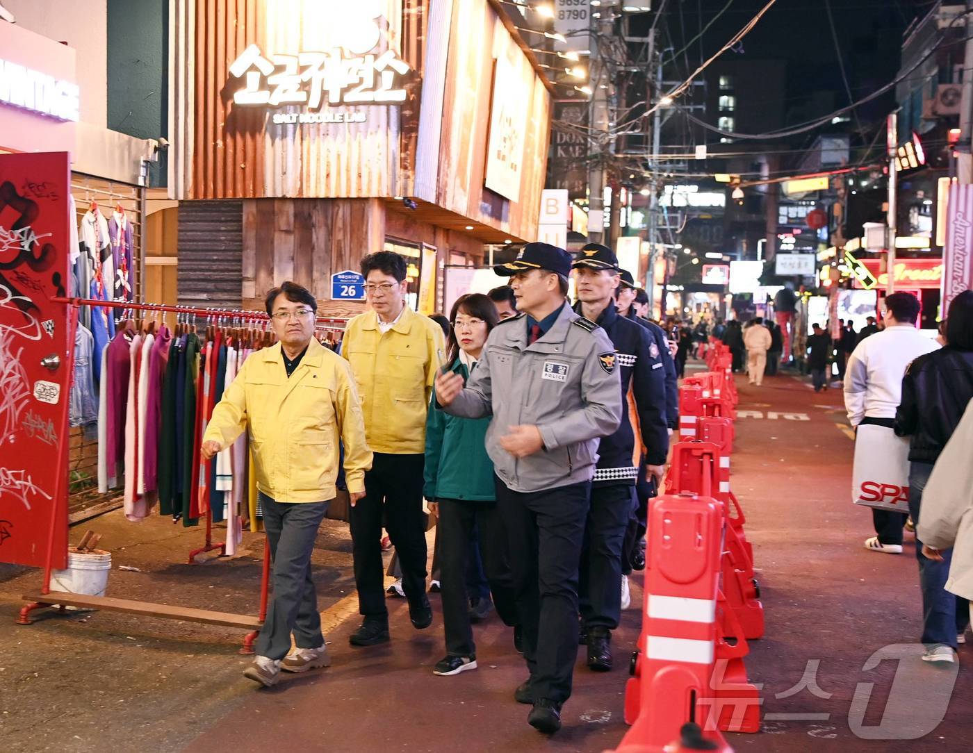 (서울=뉴스1) = 김광용 행정안전부 재난안전관리본부장이 핼러윈 데이를 맞아 지난 1일 서울 마포구 홍대 일대를 방문해 경찰‧지자체 등 관계기관으로부터 안전관리 대책을 청취하고, …