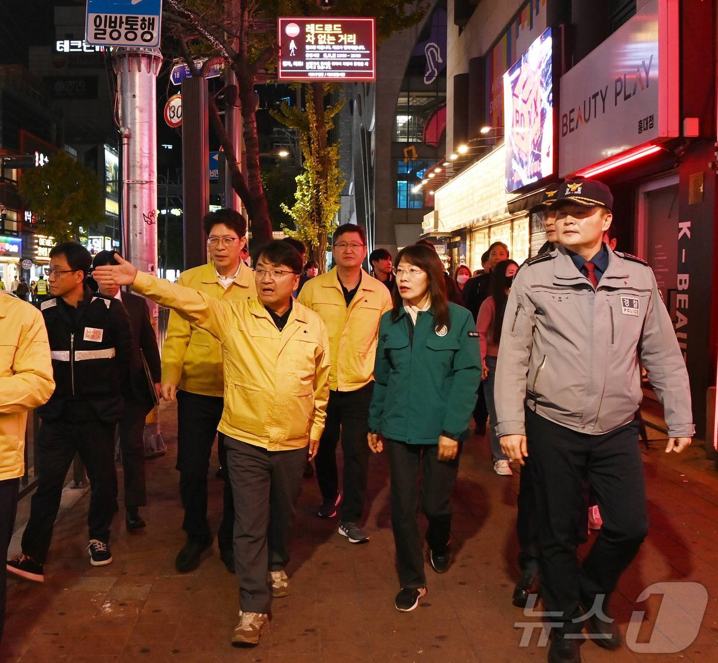 (서울=뉴스1) = 김광용 행정안전부 재난안전관리본부장이 핼러윈 데이를 맞아 지난 1일 서울 마포구 홍대 일대를 방문해 경찰‧지자체 등 관계기관으로부터 안전관리 대책을 청취하고, …