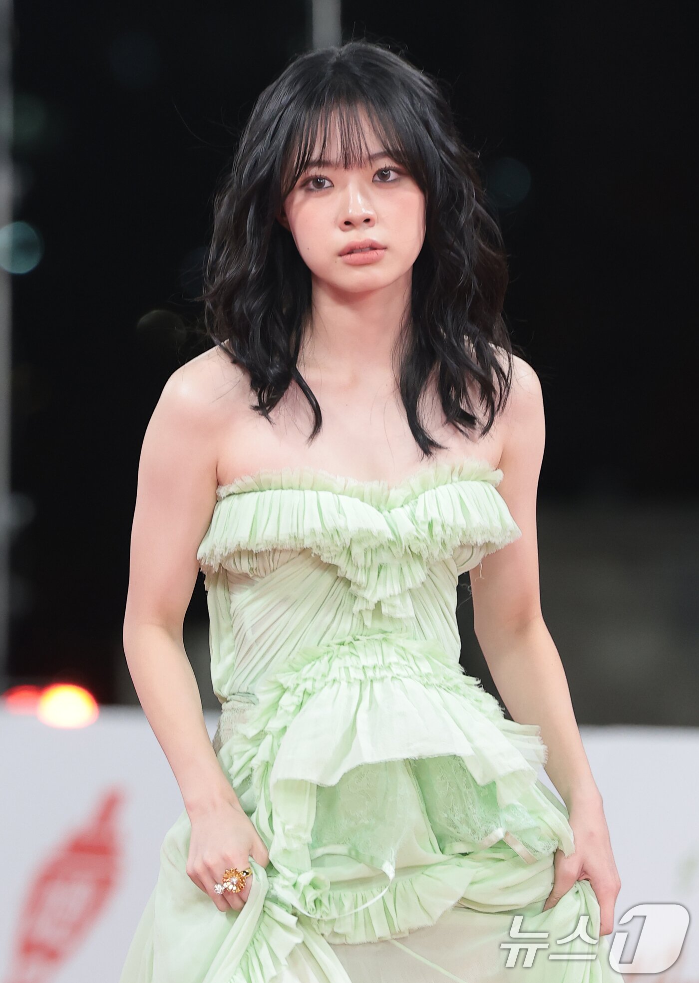 본문 이미지 - 배우 이재인이 19일 오후 서울 영등포구 KBS홀에서 열린 제46회 청룡영화상 시상식에 참석해 레드카펫을 밟고 있다. ⓒ News1 권현진 기자