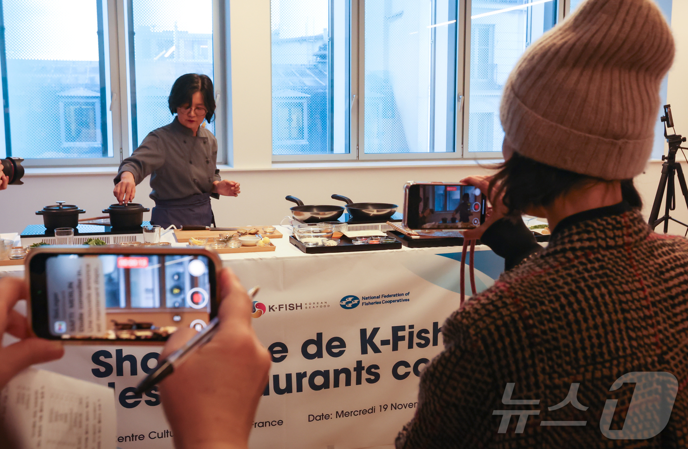 (파리(프랑스)=뉴스1) 이준성 기자 = 19일(현지시간) 프랑스 파리 주프랑스한국문화원에서 열린 ‘한식당 대상 K-FISH 쇼케이스 및 품평회’에 전복과 굴, 어묵 등 한국산 수 …