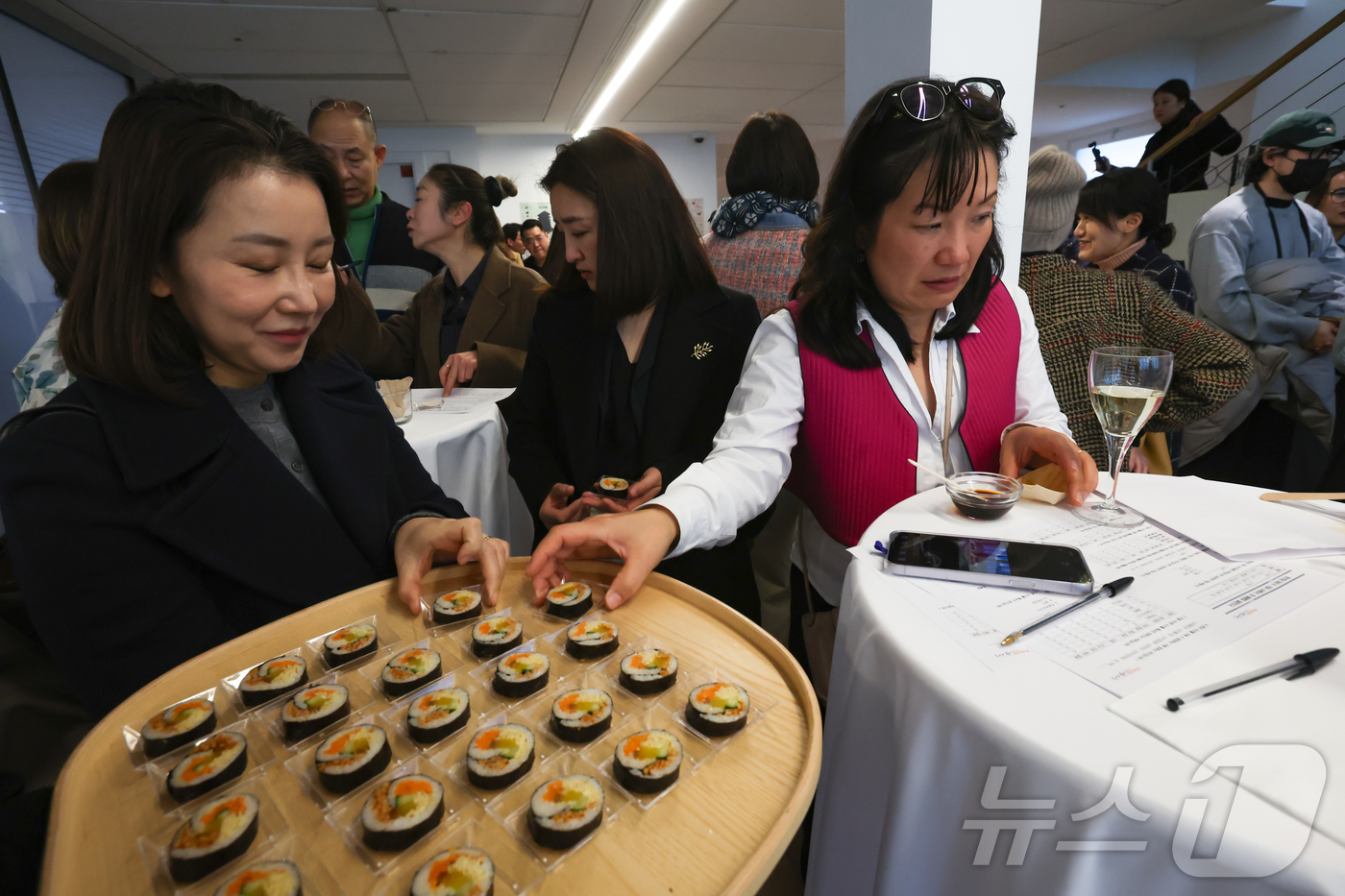 (파리(프랑스)=뉴스1) 이준성 기자 = 19일(현지시간) 프랑스 파리 주프랑스한국문화원에서 열린 ‘한식당 대상 K-FISH 쇼케이스 및 품평회’에 전복과 굴, 어묵 등 한국산 수 …
