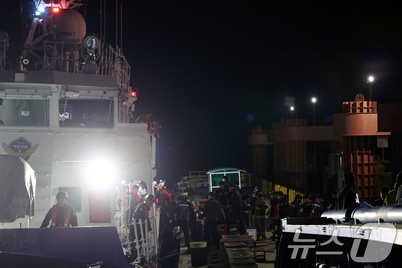 (목포=뉴스1) 박지현 기자 = 전남 신안 해상에서 좌초된 여객선 퀸제누비아2호 탑승객들 19일 밤 전남 목포해양경찰서 전용 부두로 도착하고 있다.전날 오후 8시 16분쯤 전남 신 …