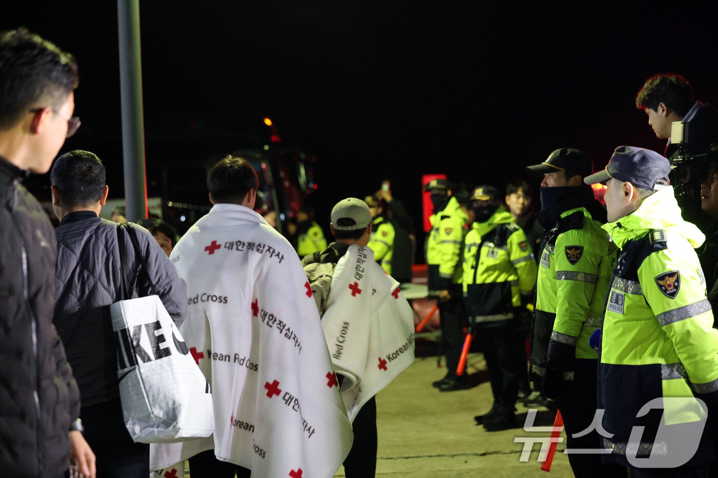 본문 이미지 - 전남 신안 해상에서 좌초된 여객선 퀸제누비아2호 탑승객들 19일 밤 전남 목포해양경찰서 전용 부두로 도착하고 있다. 전날 오후 8시 16분쯤 전남 신안군 장산면 족도에 267명(승객 246명, 승무원 21명)이 탑승한 여객선이 좌초돼 해경이 전원 구조했다. 2025.11.20/뉴스1 ⓒ News1 박지현 기자