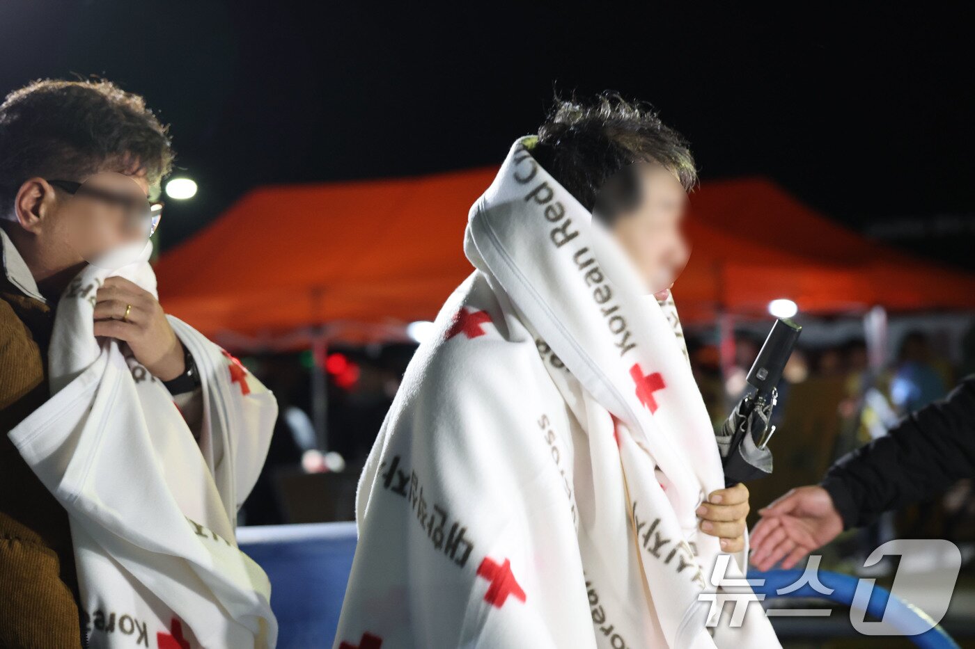 본문 이미지 - 전남 신안 해상에서 좌초된 여객선 퀸제누비아2호 탑승객들 19일 밤 전남 목포해양경찰서 전용 부두로 도착하고 있다. 전날 오후 8시 17분쯤 전남 신안군 장산면 족도에 267명(승객 246명, 승무원 21명)이 탑승한 여객선이 좌초돼 해경이 전원 구조했다. 2025.11.20/뉴스1 ⓒ News1 박지현 기자