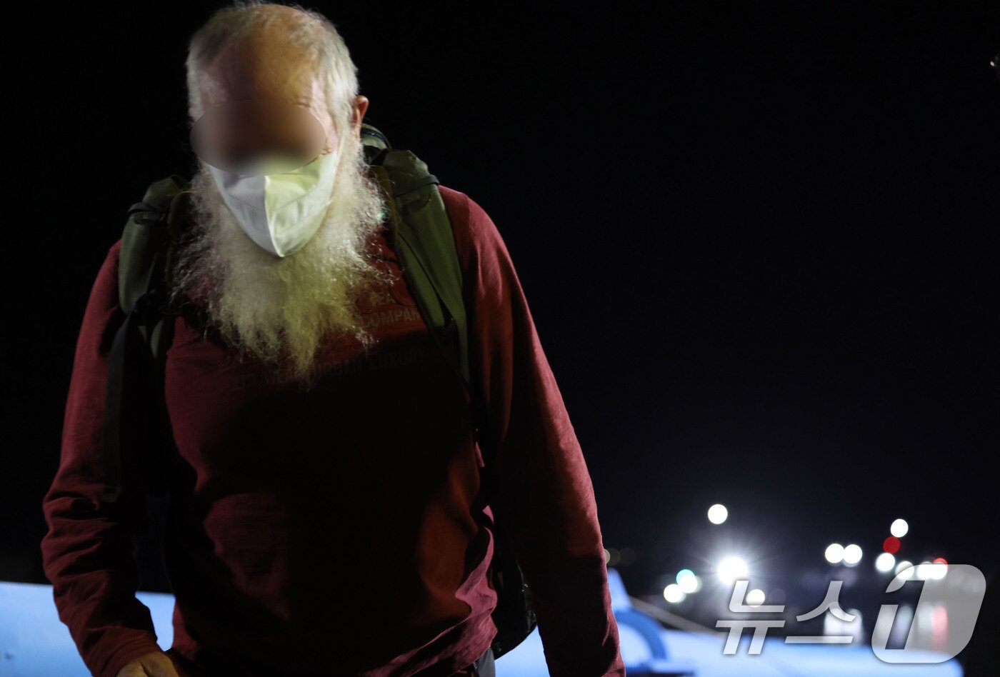 본문 이미지 - 전남 신안 해상에서 좌초된 여객선 퀸제누비아2호 탑승객들 19일 밤 전남 목포해양경찰서 전용 부두로 도착하고 있다. 이날 오후 8시 16분쯤 전남 신안군 장산면 족도에 267명&#40;승객 246명, 승무원 21명&#41;이 탑승한 여객선이 좌초돼 해경이 전원 구조했다. 2025.11.20/뉴스1 ⓒ News1 박지현 기자