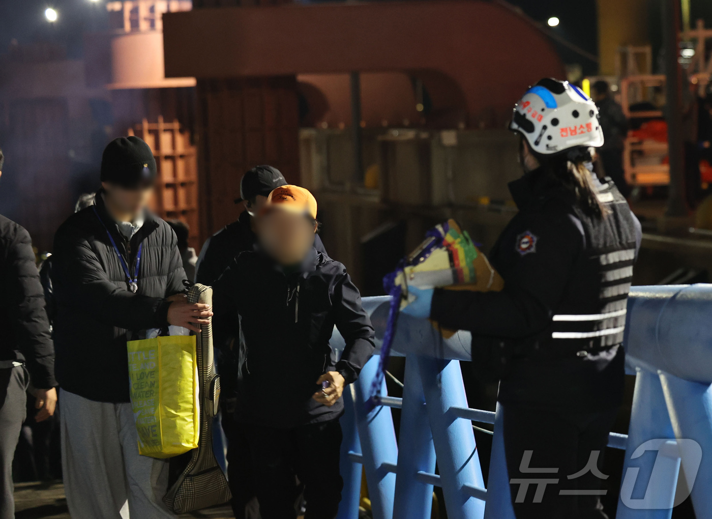 (목포=뉴스1) 박지현 기자 = 전남 신안 해상에서 좌초된 여객선 퀸제누비아2호 탑승객들 19일 밤 전남 목포해양경찰서 전용 부두로 도착하고 있다.전날 오후 8시 16분쯤 전남 신 …