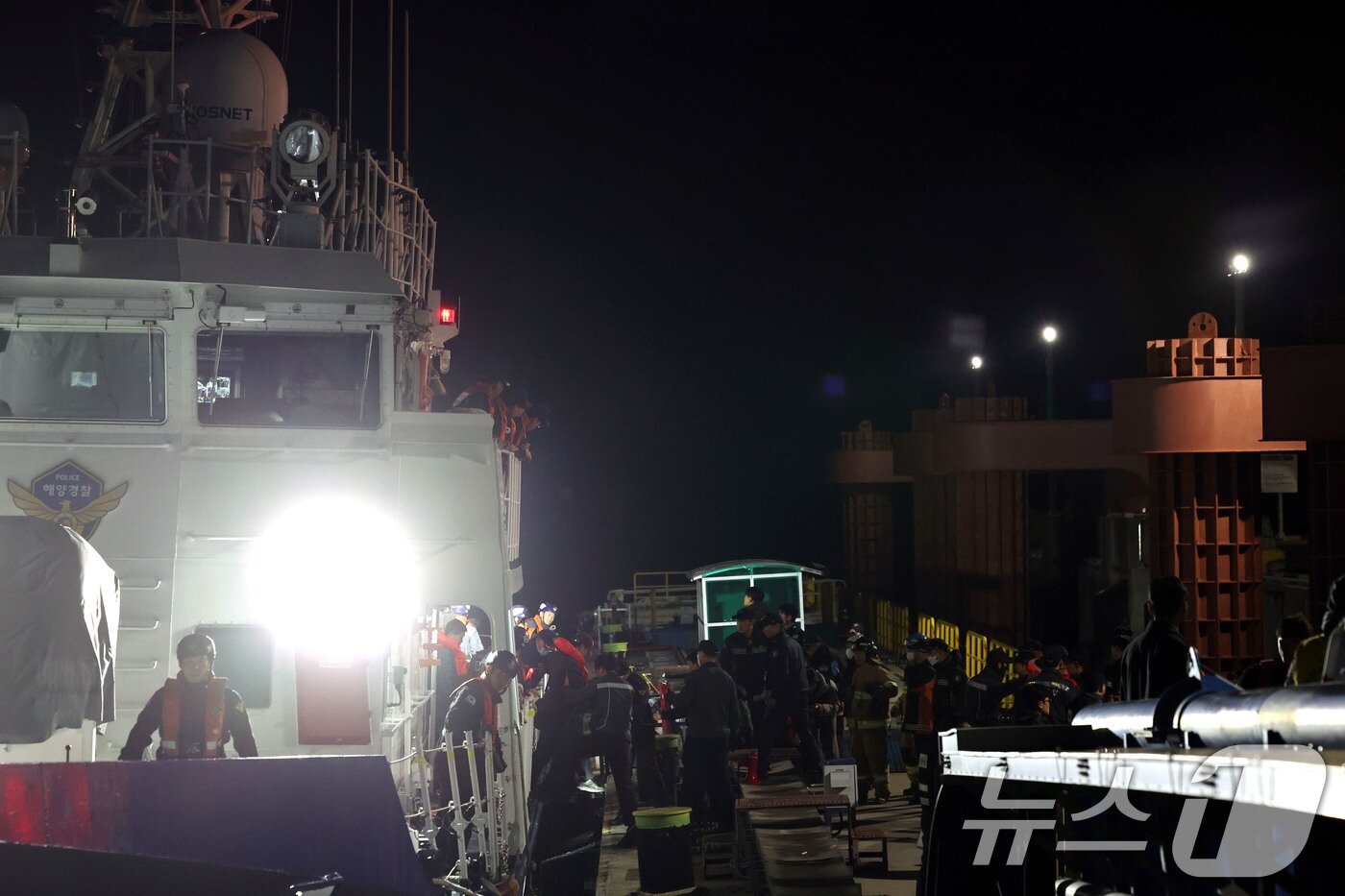 본문 이미지 - 전남 신안 해상에서 좌초된 여객선 퀸제누비아2호 탑승객들 19일 밤 전남 목포해양경찰서 전용 부두로 도착하고 있다. 잔날 오후 8시 16분쯤 전남 신안군 장산면 족도에 267명(승객 246명, 승무원 21명)이 탑승한 여객선이 좌초돼 해경이 전원 구조했다. 2025.11.20/뉴스1 ⓒ News1 박지현 기자