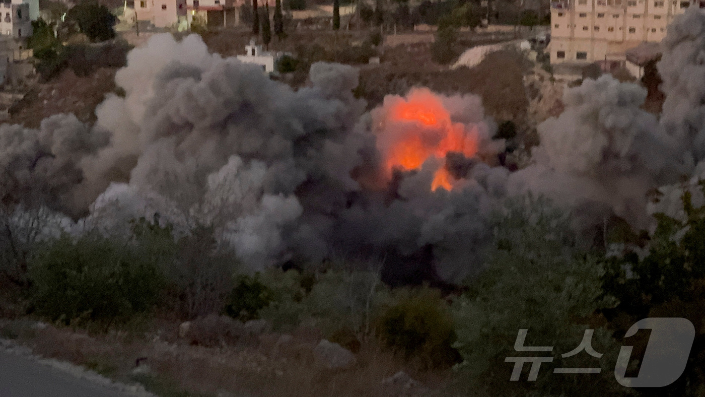 (로이터=뉴스1) 윤다정 기자 = 19일(현지시간) 레바논 남부 타이르 필사이에서 이스라엘군의 대피 명령 이후 이어진 공습으로 연기가 치솟고 있다. 2025.11.19.ⓒ 로이터= …