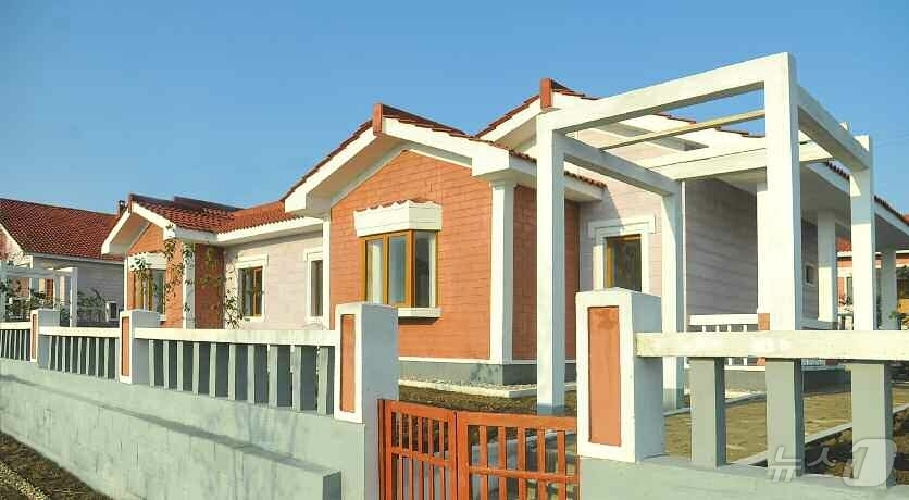 (평양 노동신문=뉴스1) = 북한 노동당 기관지 노동신문은 20일 남포시 천리마구역 고창농장에 지난해에 이어 또다시 새 살림집(주택)이 건설됐으며 살림집 입사(입주) 모임이 진행됐 …