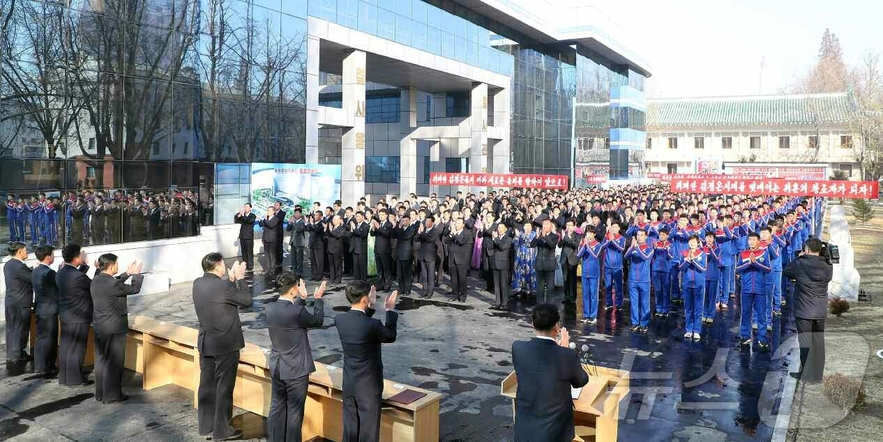 (평양 노동신문=뉴스1) = 북한 노동당 기관지 노동신문은 20일 새로 건설된 육해운성체육단 종합훈련관, 체육인 숙소 준공식이 19일 현지에서 진행됐다고 보도했다. [국내에서만 사 …