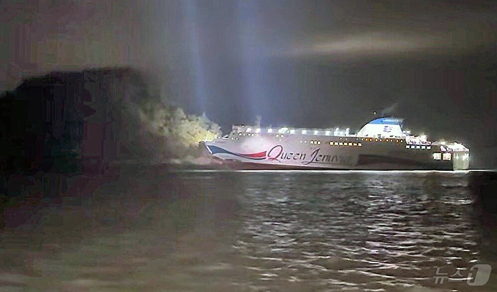 본문 이미지 - 19일 오후 8시 16분쯤 전남 신안군 장산면 족도에 260여명이 탑승한 여객선이 좌초돼 해경이 구조 작업을 벌이고 있다. &#40;목포해경 제공. 재판매 및 DB 금지&#41; 2025.11.19/뉴스1