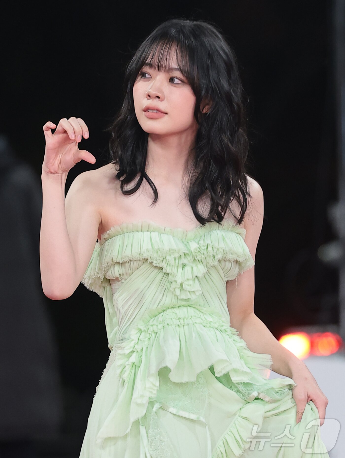 본문 이미지 - 배우 이재인이 19일 오후 서울 영등포구 KBS홀에서 열린 제46회 청룡영화상 시상식 레드카펫 행사에 참석해 환호하는 팬들에게 하트를 보내고 있다. ⓒ News1 권현진 기자