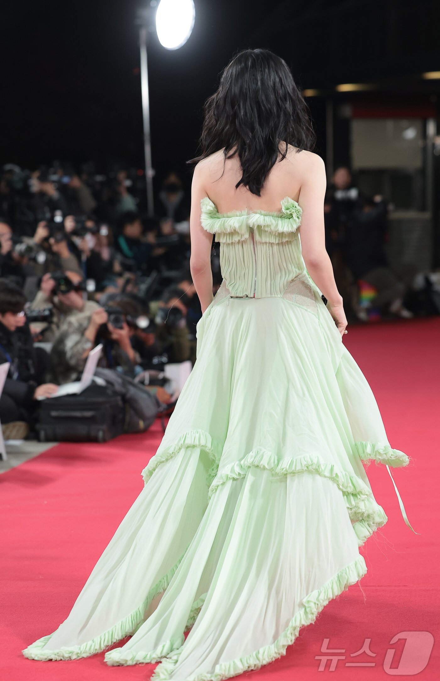 본문 이미지 - 배우 이재인이 19일 오후 서울 영등포구 KBS홀에서 열린 제46회 청룡영화상 시상식에 참석해 레드카펫을 밟고 있다. ⓒ News1 권현진 기자