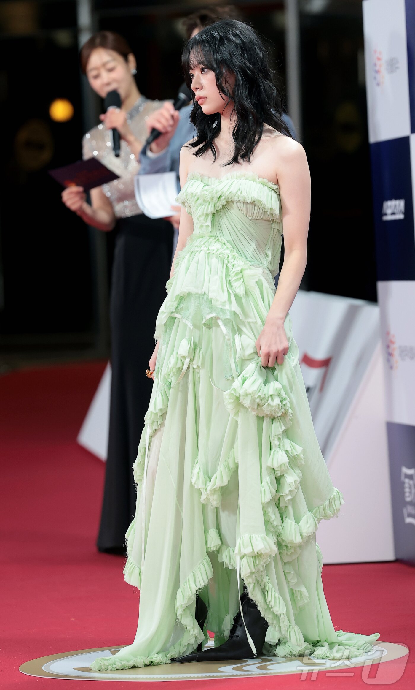 본문 이미지 - 배우 이재인이 19일 오후 서울 영등포구 KBS홀에서 열린 제46회 청룡영화상 시상식 레드카펫 행사에 참석해 포즈를 취하고 있다. ⓒ News1 권현진 기자