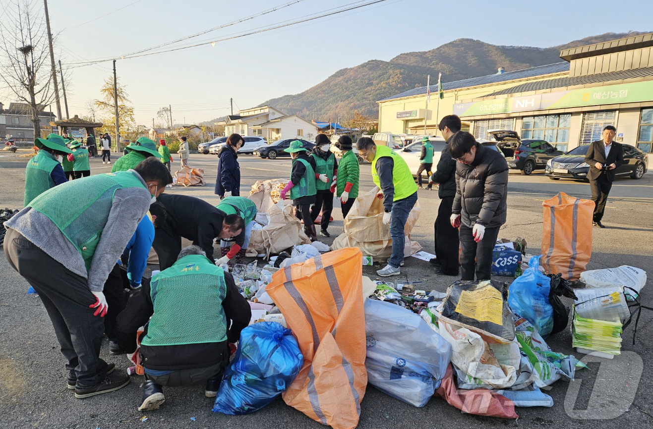 (예산=뉴스1) 이동원 기자 = 예산군 대흥면은 지난 19일 예산농협 대흥지점 주차장에서 대흥면 남녀새마을지도자협의회(협의회장 소문영, 총부녀회장 이희자) 주관과 대흥면이장협의회 …