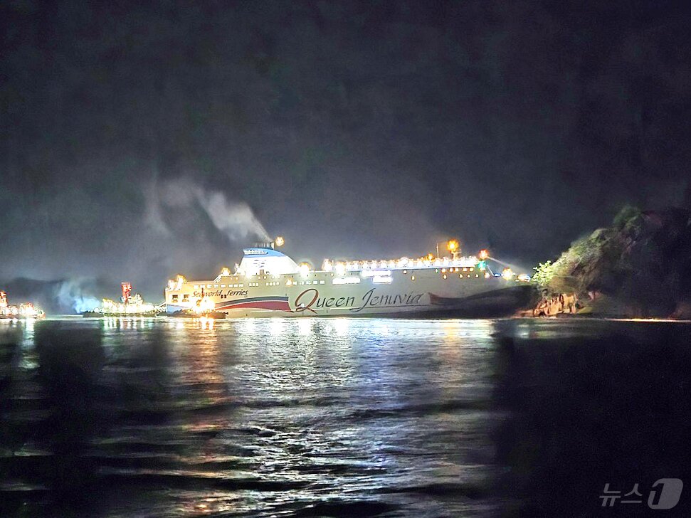 본문 이미지 - 전남 신안군 무인도인 족도에 좌초된 대형 여객선이 20일 새벽 해경에 의해 이초되고 있다.(목포해경 제공. 재판매 및 DB 금지) 2025.11.20/뉴스1