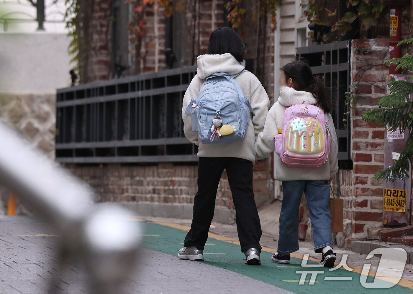 본문 이미지 - 학교 급식·돌봄 업무 등에 종사하는 비정규직 노동자들이 총파업에 돌입한 20일 오전 서울의 한 초등학교에서 학생들이 등교하고 있다.  2025.11.20/뉴스1 ⓒ News1 구윤성 기자