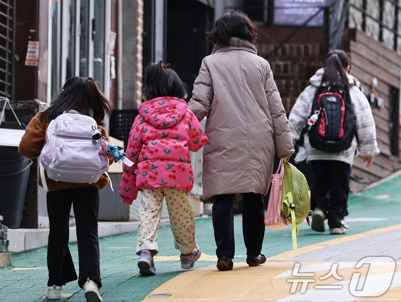 (서울=뉴스1) 구윤성 기자 = 학교 급식·돌봄 업무 등에 종사하는 비정규직 노동자들이 총파업에 돌입한 20일 오전 서울의 한 초등학교에서 학생들이 등교하고 있다.전국교육공무직본부 …