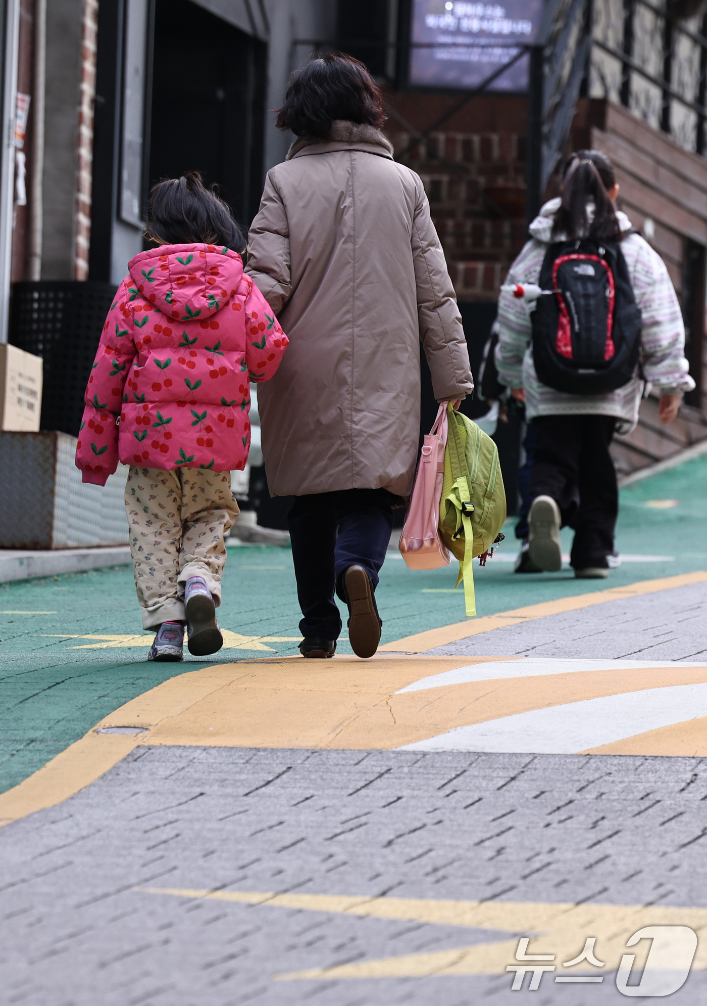 (서울=뉴스1) 구윤성 기자 = 학교 급식·돌봄 업무 등에 종사하는 비정규직 노동자들이 총파업에 돌입한 20일 오전 서울의 한 초등학교에서 학생들이 등교하고 있다.전국교육공무직본부 …