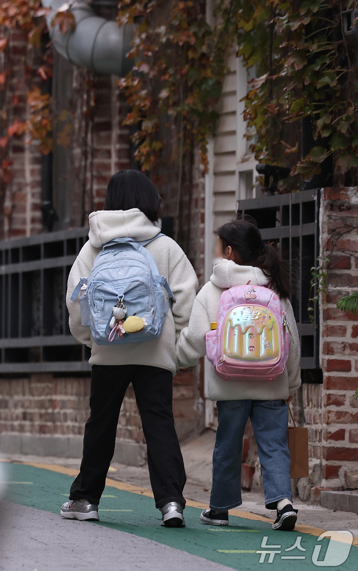 (서울=뉴스1) 구윤성 기자 = 학교 급식·돌봄 업무 등에 종사하는 비정규직 노동자들이 총파업에 돌입한 20일 오전 서울의 한 초등학교에서 학생들이 등교하고 있다.전국교육공무직본부 …