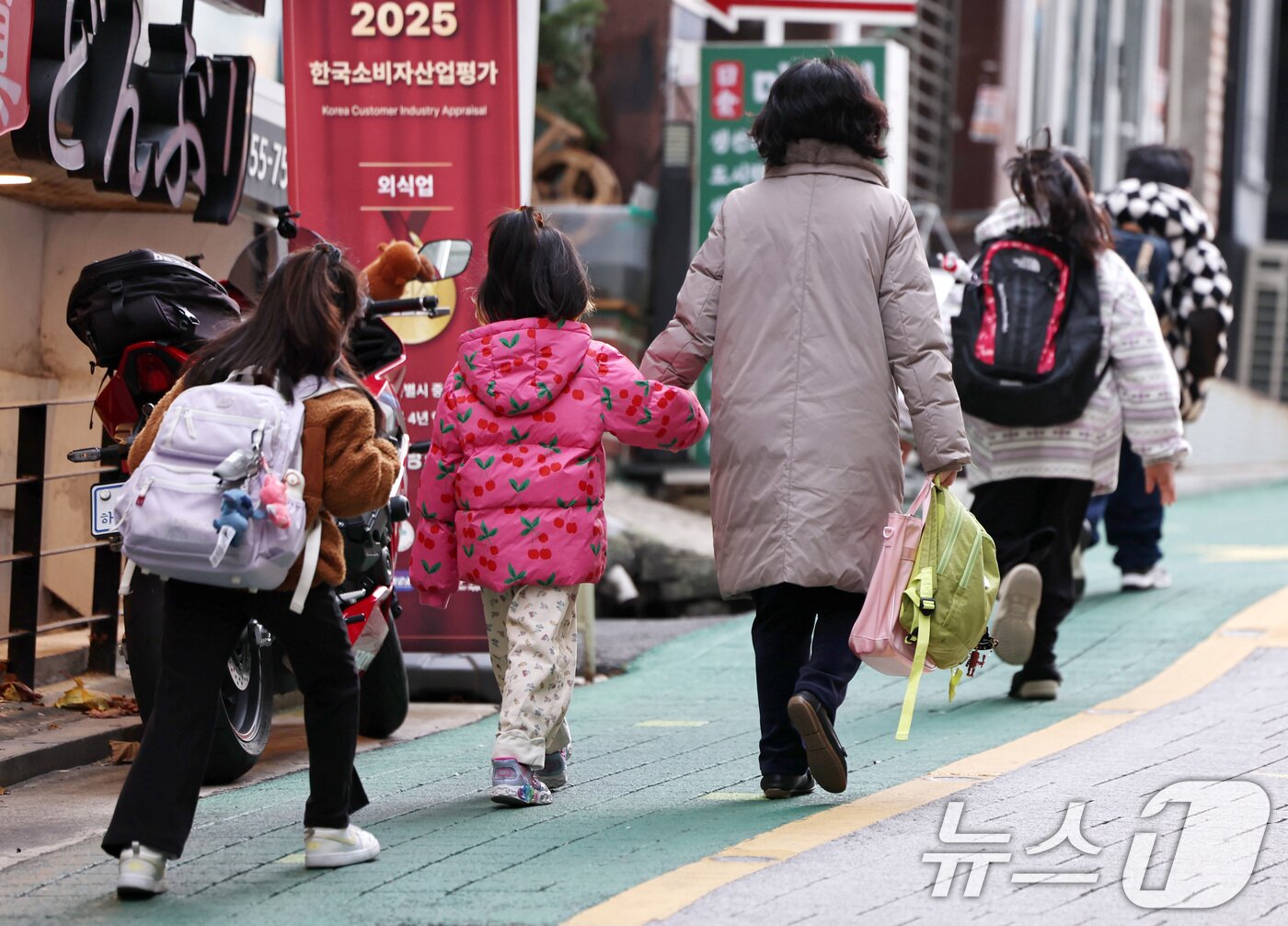 본문 이미지 - 학교 급식·돌봄 업무 등에 종사하는 비정규직 노동자들이 총파업에 돌입한 20일 오전 서울의 한 초등학교에서 학생들이 등교하고 있다.  2025.11.20/뉴스1 ⓒ News1 구윤성 기자