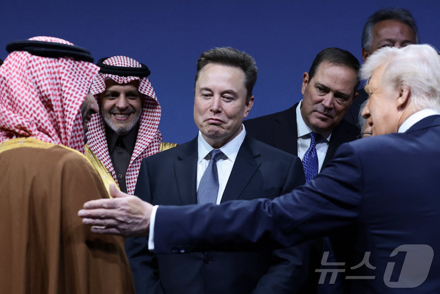 본문 이미지 - 19일(현지시간) 미국 워싱턴 D.C.에서 열린 미·사우디 투자 포럼에서 도널드 트럼프 대통령과 사우디아라비아의 왕세자 무함마드 빈살만, 그리고 일론 머스크 테슬라 최고경영자가 대화를 나누고 있다. 2025. 11. 19. ⓒ 로이터=뉴스1