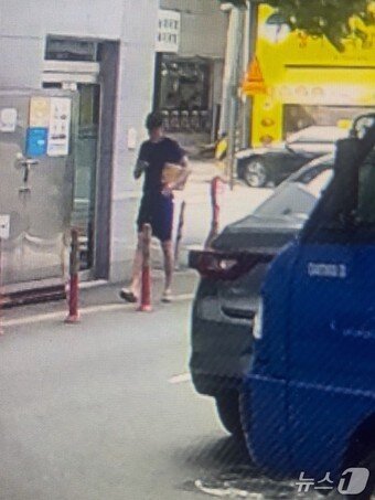 본문 이미지 - 대포 물건 배송하는 유통 조직원.&#40;강원경찰청 제공. 재판매 및 DB금지&#41;/뉴스1