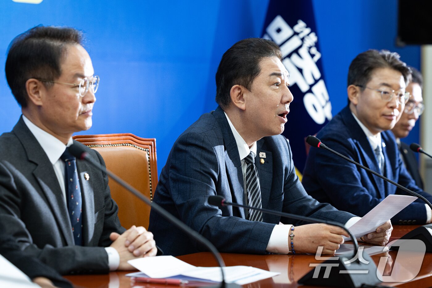 본문 이미지 - 김병기 더불어민주당 원내대표가 20일 서울 여의도 국회에서 열린 정책조정회의에서 모두 발언을 하고 있다. 2025.11.20/뉴스1 ⓒ News1 유승관 기자