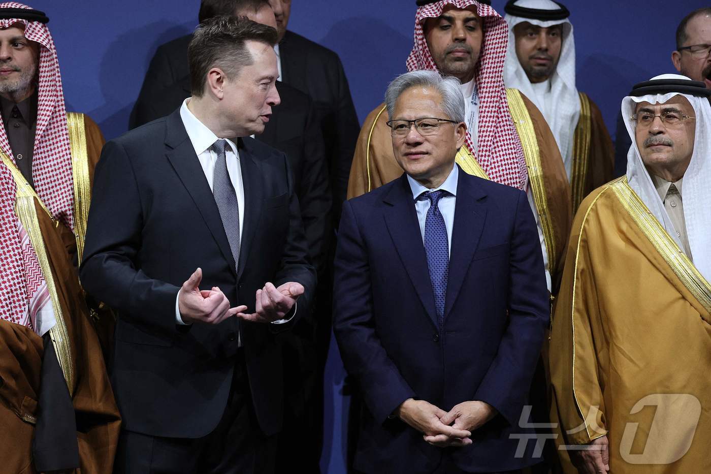 본문 이미지 - 일론 머스크 테슬라 CEO와 젠슨 황 엔비디아 CEO가 19일&#40;현지 시각&#41; 워싱턴 케네디 센터에서 열린 미국-사우디 투자 포럼에 참석해 대화를 나누고 있다. 2025.11.20 AFP/뉴스1 ⓒ AFP=뉴스1 ⓒ News1 이호윤 기자