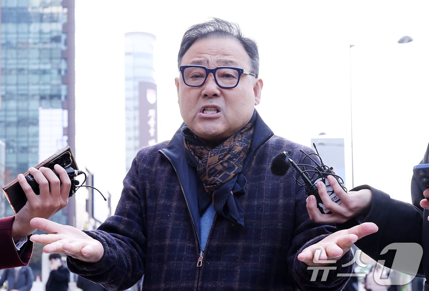 본문 이미지 - 서성빈 드론돔 대표가 20일 서울 광화문 KT빌딩 내 김건희 특검 사무실에 출석하기에 앞서 취재진의 질문에 답하고 있다.2025.11.20/뉴스1 ⓒ News1 박지혜 기자