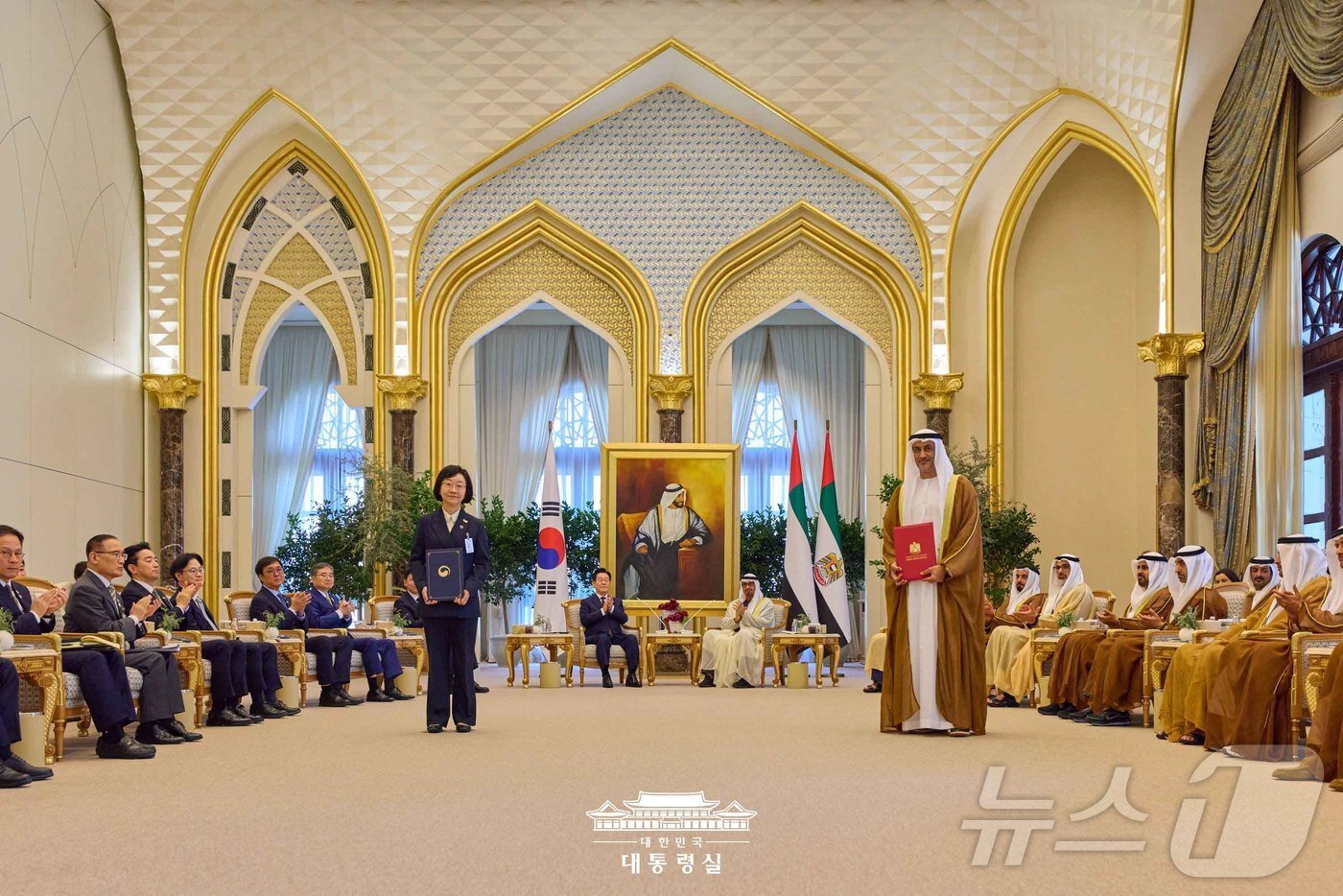 본문 이미지 - 작년 11월 아랍에미리트(UAE) 아부다비 대통령궁에서 열린 양국 정상회담에서 오유경 식품의약품안전처 처장이 바이오헬스 분야 협력 양해각서(MOU)를 체결하고 기념 촬영을 하고 있다. (대통령실 제공. 재판매 및 DB 금지) ⓒ 뉴스1