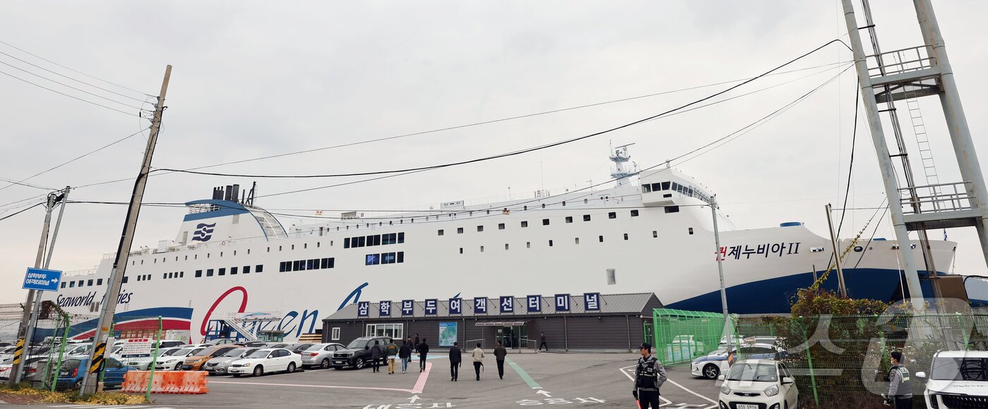 본문 이미지 - 전남 신안 해상에서 좌초된 여객선 퀸제누비아2호가 20일 전남 목포시 산정동 삼학부두에 정박해 있다. 2025.11.20/뉴스1 ⓒ News1 박지현 기자