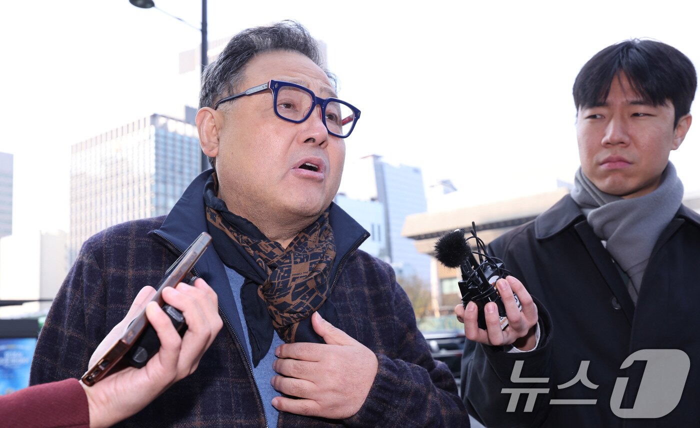 본문 이미지 - 서성빈 드론돔 대표가 20일 서울 광화문 KT 빌딩에 마련된 김건희특검 사무실로 출석하기 앞서 취재진 질문에 답하고 있다. 2025.11.20/뉴스1 ⓒ News1 박지혜 기자