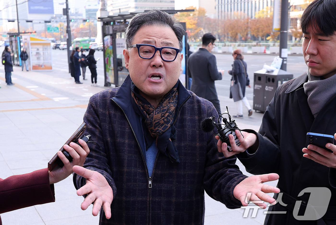 (서울=뉴스1) 박지혜 기자 = 서성빈 드론돔 대표가 20일 서울 광화문 KT 빌딩에 마련된 김건희특검 사무실로 출석하기 앞서 취재진 질문에 답하고 있다.특검팀은 윤석열 정부 시절 …