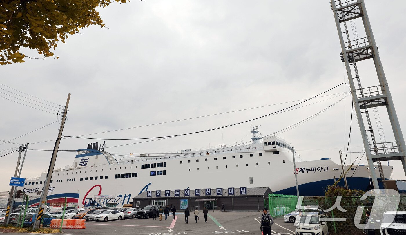 본문 이미지 - 전남 신안 해상에서 좌초된 여객선 퀸제누비아2호가 20일 전남 목포시 산정동 삼학부두에 정박해 있다. 2025.11.20/뉴스1 ⓒ News1 박지현 기자